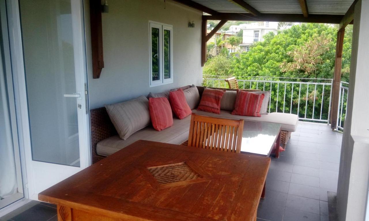 Colonial Cocoon Studio And Apartement La Gaulette Bagian luar foto
