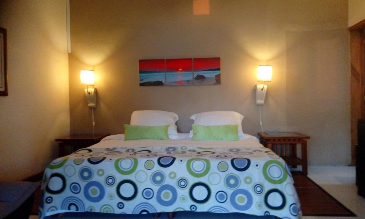 Colonial Cocoon Studio And Apartement La Gaulette Bagian luar foto