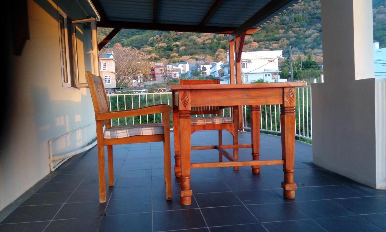 Colonial Cocoon Studio And Apartement La Gaulette Bagian luar foto